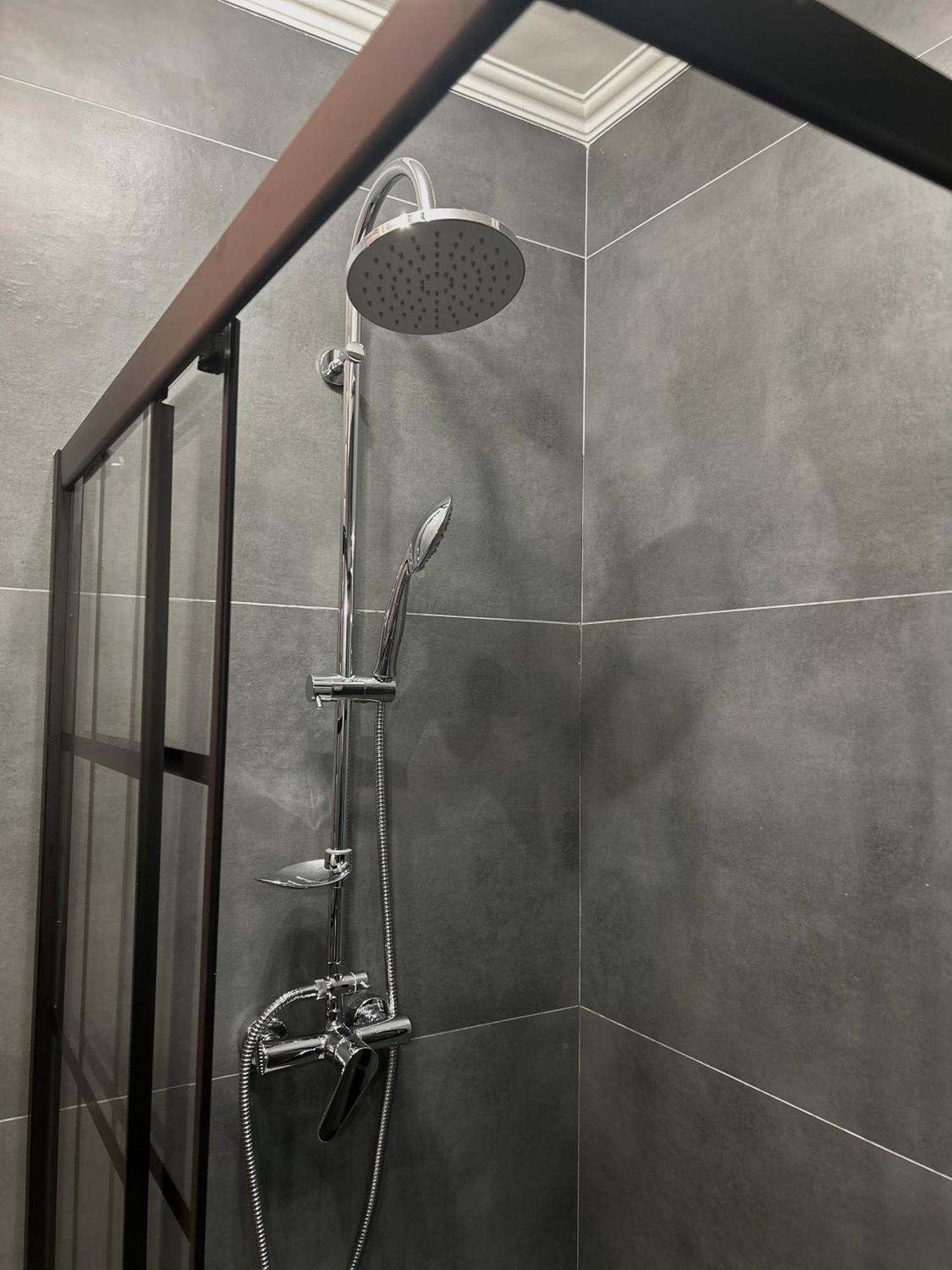 Becca'S Downtown Apartment With Private Parking Oradea Εξωτερικό φωτογραφία