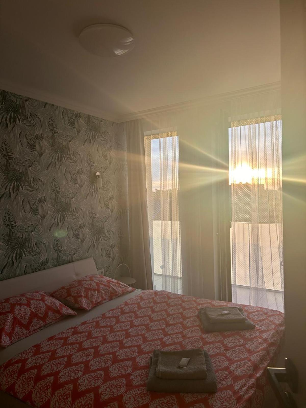 Becca'S Downtown Apartment With Private Parking Oradea Εξωτερικό φωτογραφία