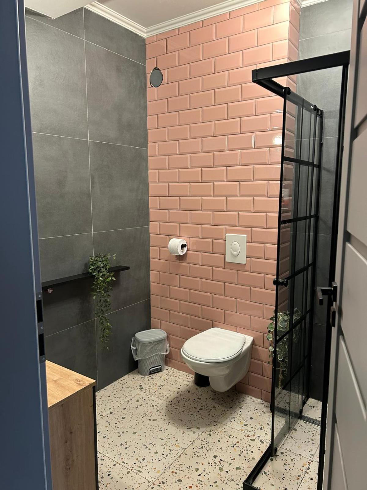 Becca'S Downtown Apartment With Private Parking Oradea Εξωτερικό φωτογραφία